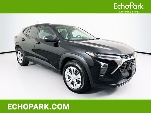 Used 2025 Chevrolet Trax LS FWD image 1