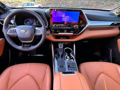 New 2026 Toyota Highlander Platinum AWD/4WD image 5