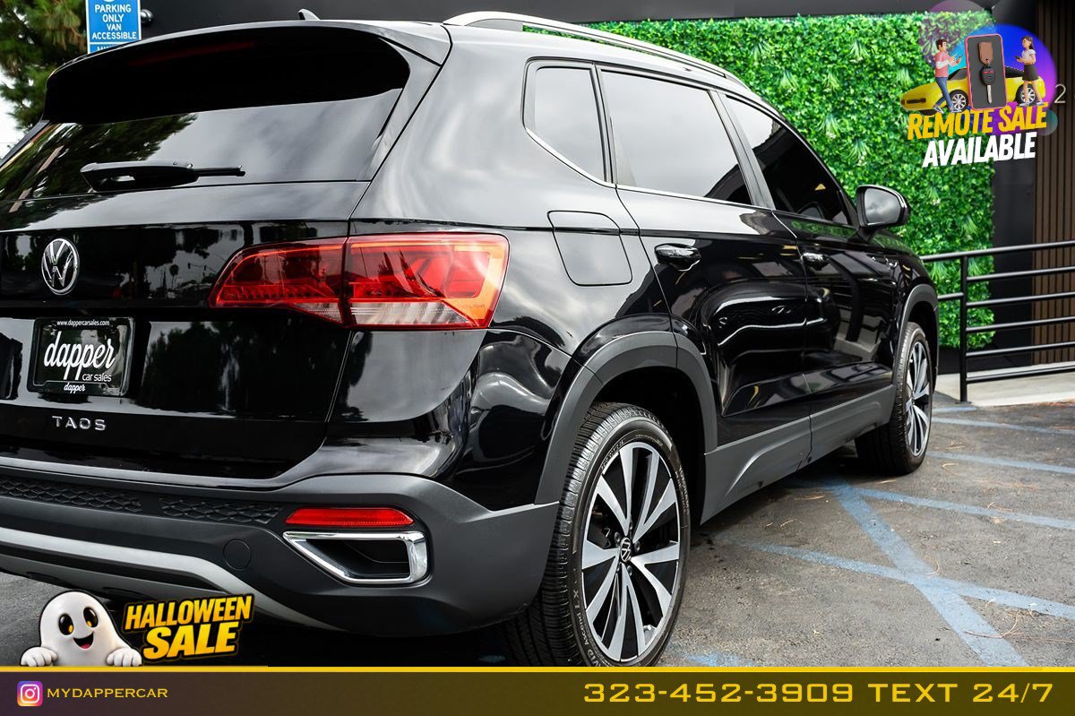 Used 2023 Volkswagen Taos SE w/ Panoramic Sunroof Package FWD image 7