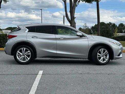 Used 2018 INFINITI QX30 FWD image 5