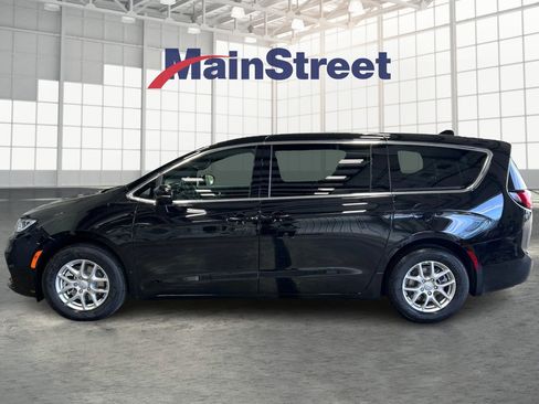 New 2026 Chrysler Pacifica Select image 2