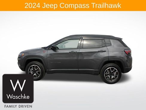 Used 2024 Jeep Compass Trailhawk w/ Trailhawk Elite Group image 4