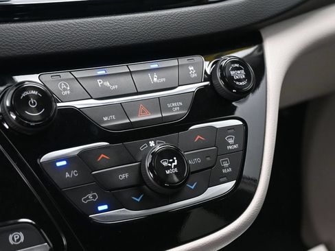 Used 2024 Chrysler Pacifica Touring-L FWD image 26