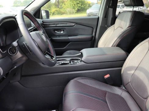 Used 2025 Honda Pilot Black Edition image 13