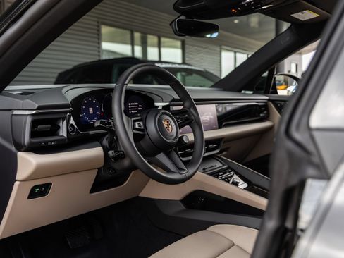Certified 2025 Porsche Macan Electric RWD image 4