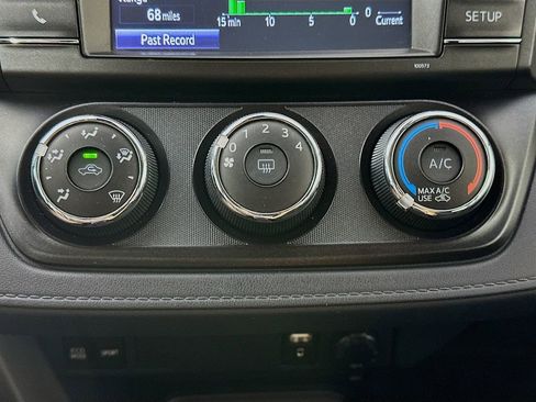 Used 2017 Toyota RAV4 LE AWD/4WD image 18