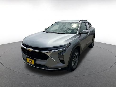 Used 2025 Chevrolet Trax LT FWD image 5