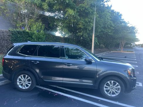 Used 2022 Kia Telluride LX AWD/4WD image 3