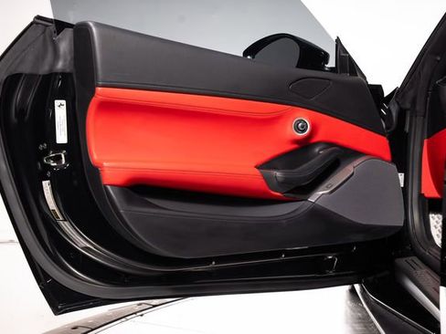 Used 2019 Ferrari Portofino RWD image 60