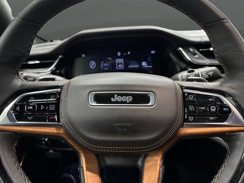 Used 2025 Jeep Grand Cherokee Summit w/ Obsidian Package image 17