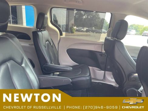 Used 2023 Chrysler Pacifica Touring-L FWD image 10