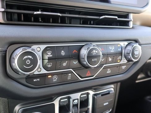 Used 2024 Jeep Gladiator Rubicon w/ Technology Group image 35