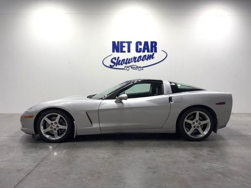 Used 2006 Chevrolet Corvette Coupe w/ Preferred Equipment Group RWD image 3