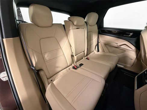 Certified 2022 Porsche Cayenne AWD/4WD image 27
