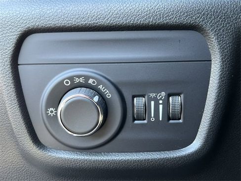 Used 2023 Jeep Grand Cherokee Laredo w/ Luxury Tech Group I image 16