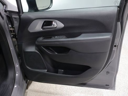 Used 2023 Chrysler Pacifica Touring-L w/ Uconnect Theater Family Group image 25