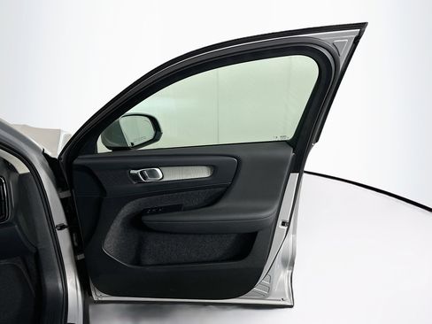 Used 2025 Volvo XC40 B5 Plus image 33