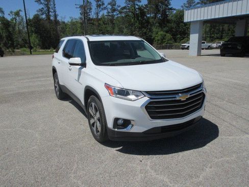 Used 2019 Chevrolet Traverse LT w/ LT Premium Package FWD image 4