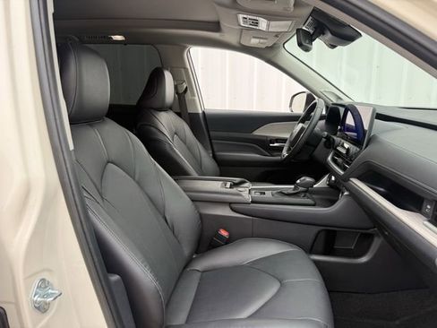 Used 2024 Toyota Grand Highlander Limited FWD image 30