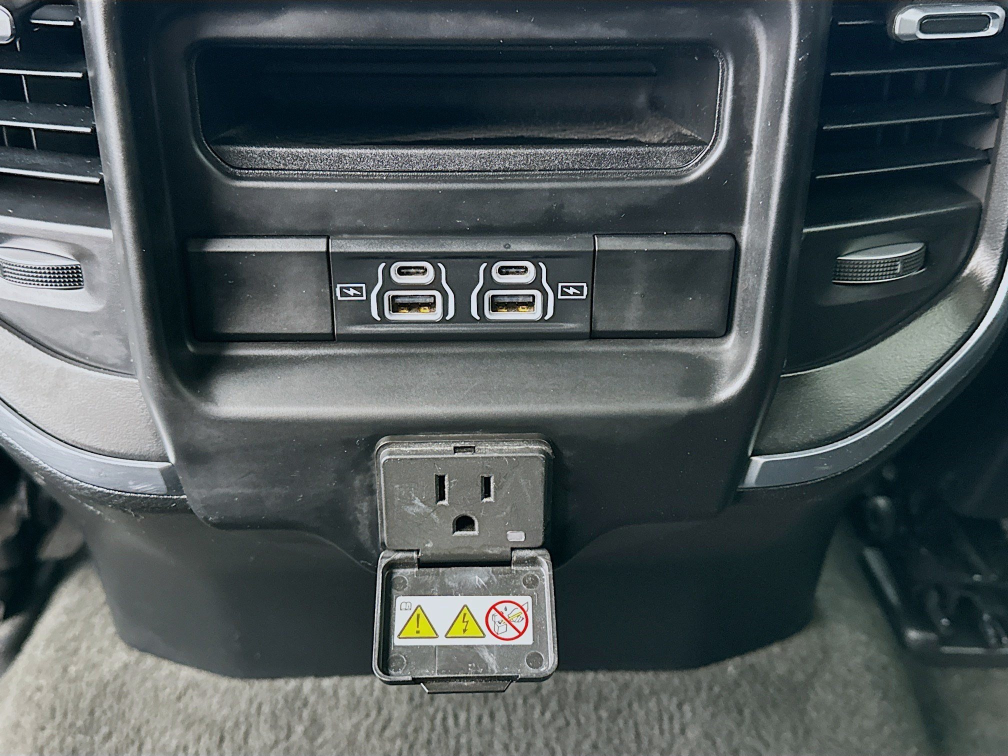 Used 2024 RAM 1500 Laramie AWD/4WD image 16