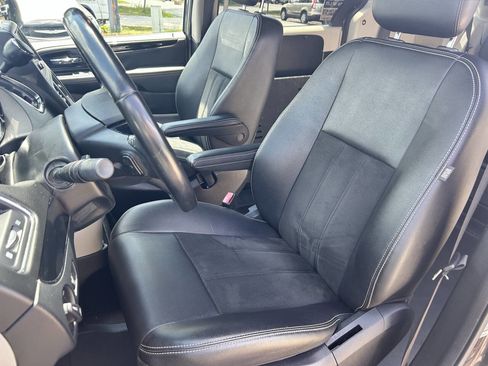 Used 2019 Dodge Grand Caravan SXT image 17