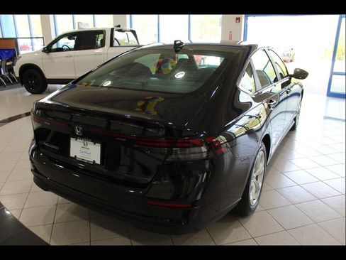 Certified 2025 Honda Accord LX image 5
