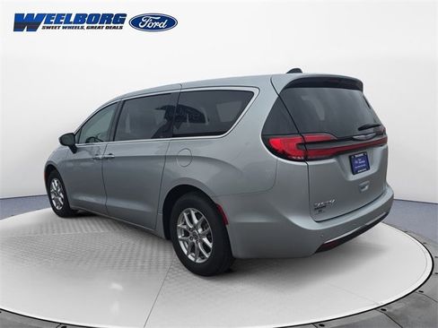 Used 2023 Chrysler Pacifica Touring-L image 3