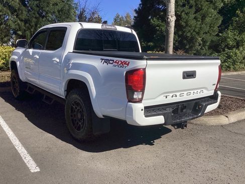 Used 2018 Toyota Tacoma TRD Sport w/ Technology Package image 11