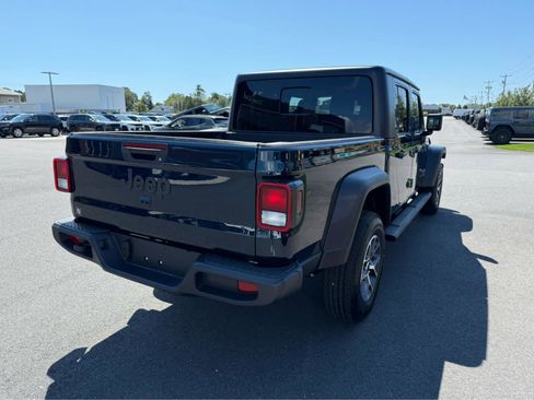Used 2025 Jeep Gladiator Sport image 9