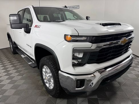 Used 2024 Chevrolet Silverado 2500 LT AWD/4WD image 8
