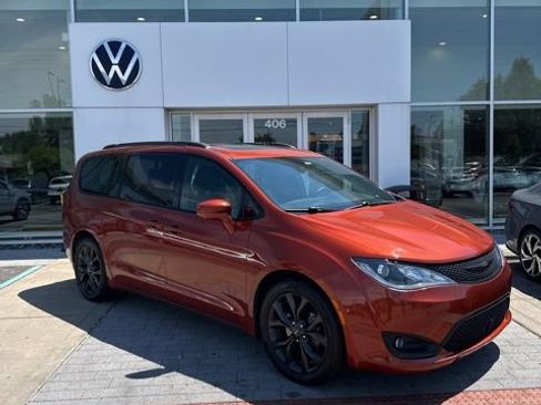 Used 2018 Chrysler Pacifica Touring-L Plus w/ Advanced Safetytec Group FWD image 1