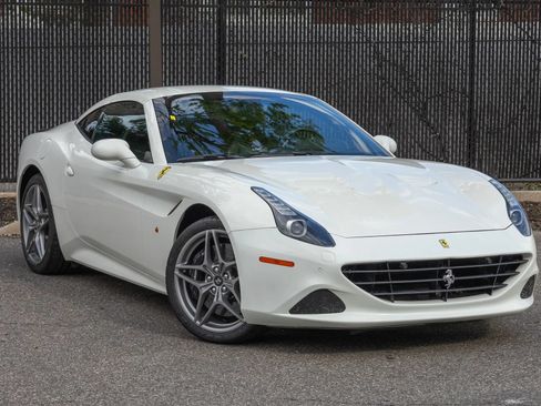 Used 2016 Ferrari California T RWD image 14