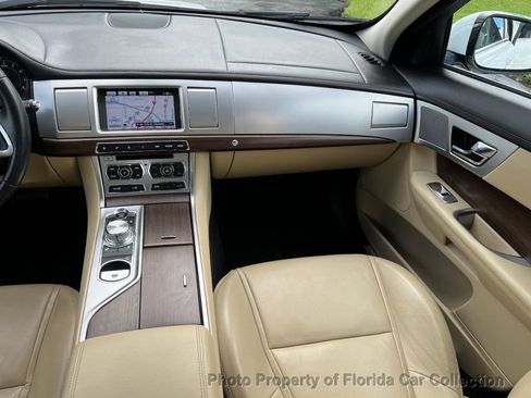 Used 2013 Jaguar XF image 12