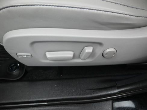 Used 2019 Toyota Highlander XLE AWD/4WD image 25