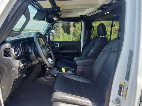 Certified 2024 Jeep Wrangler Unlimited Sahara w/ Technology Group AWD/4WD image 17