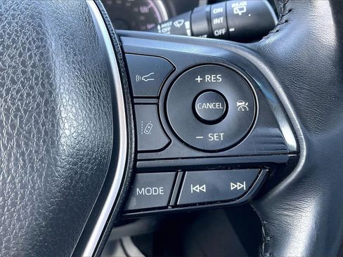 Used 2022 Toyota Venza LE image 15