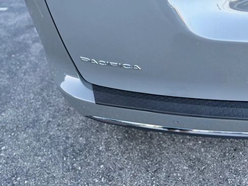 Used 2023 Chrysler Pacifica Touring-L FWD image 38