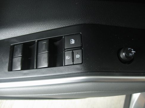 Used 2023 Toyota Highlander XLE image 13