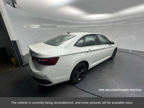 Used 2024 Volkswagen Jetta SE w/ Panoramic Sunroof Package image 5