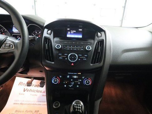 Used 2017 Ford Focus SE FWD image 12