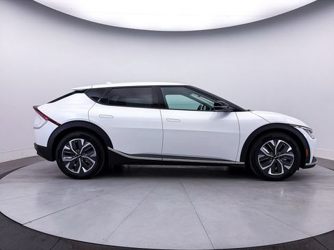 Certified 2022 Kia EV6 Light RWD image 40