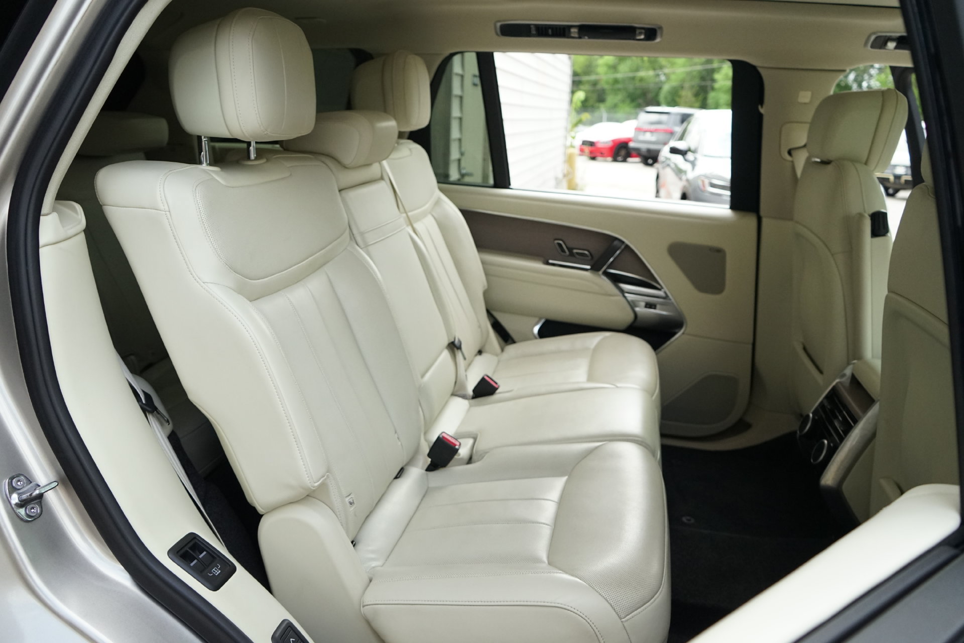 Used 2024 Land Rover Range Rover Long Wheelbase SE AWD/4WD image 12