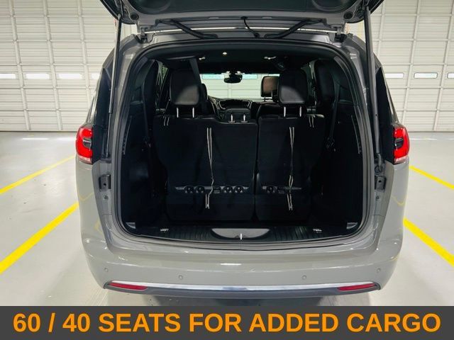 Used 2025 Chrysler Pacifica Select FWD image 11