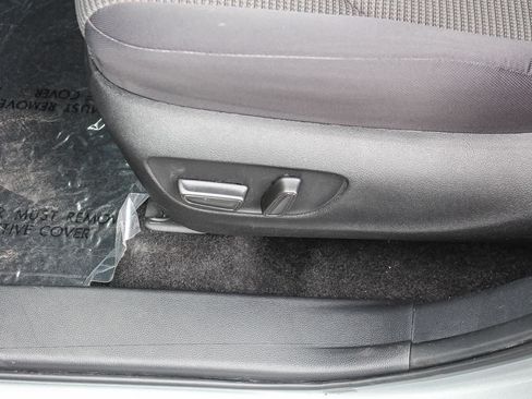 Used 2025 Toyota Highlander LE FWD image 28