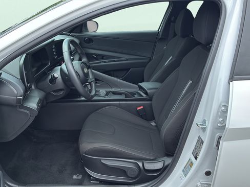 Certified 2025 Hyundai Elantra Sport FWD image 12