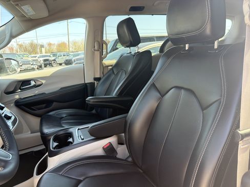 Used 2023 Chrysler Pacifica Touring-L AWD/4WD image 14