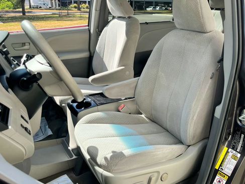 Used 2011 Toyota Sienna LE FWD image 24