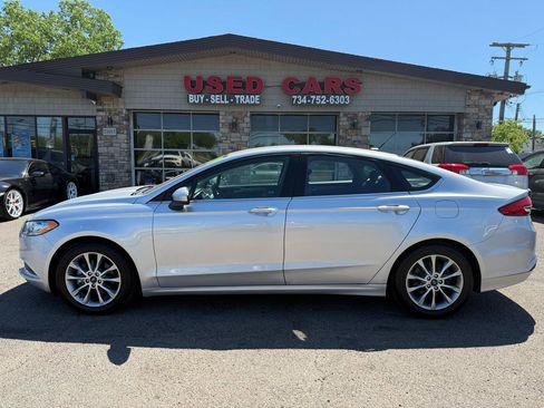 Used 2017 Ford Fusion SE w/ Fusion SE Technology Package FWD image 8