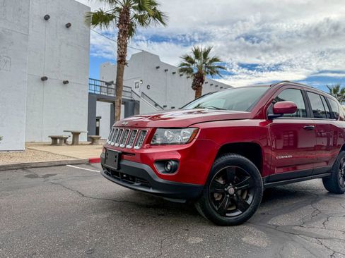 Used 2016 Jeep Compass Latitude image 2