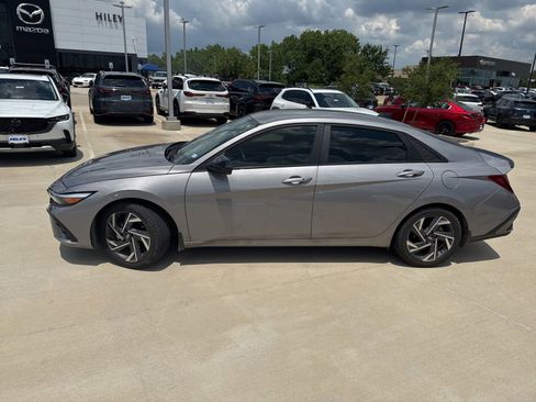 Used 2025 Hyundai Elantra Sport FWD image 16